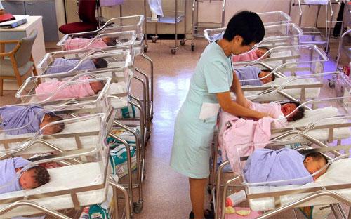 Nếu tỷ lệ sinh của Hàn Quốc không được cải thiện, thì tốc độ tăng 
trưởng hàng năm của nền kinh tế lớn thứ tư châu Á này sẽ bắt đầu giảm và
 chỉ còn 1% vào năm 2050 - theo dự báo của Viện Nghiên cứu y tế và các 
vấn đề xã hội Hàn Quốc - Ảnh: Bloomberg.<br>