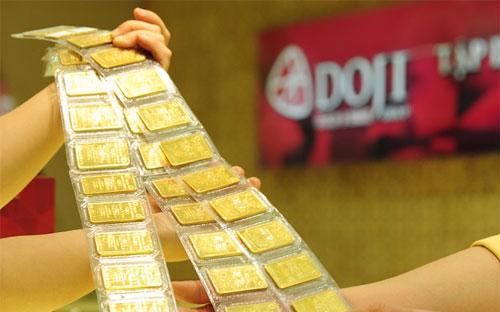 Trong khoảng thời gian đấu thầu vàng bị gián đoạn, chênh lệch giữa 
giá vàng trong nước và thế giới quy đổi đã bị kéo giãn từ mức dưới 2 
triệu đồng/lượng lên 3,5 triệu đồng/lượng vào sáng nay.