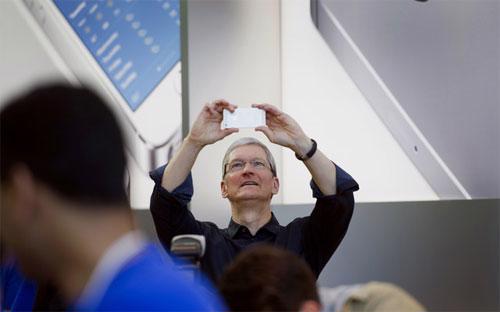 CEO Tim Cook của Apple trong sự kiện giới thiệu iPhone mới hồi tháng 9 - Ảnh: Bloomberg.<br>