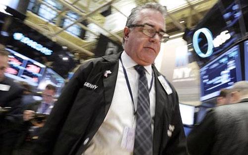 Một nhà giao dịch chứng khoán trên sàn NYSE ở New York - Ảnh: CNBC/Reuters.<br>