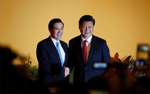 Nhà lãnh đạo Đài Loan Mã Anh Cửu (trái) và Chủ tịch Trung Quốc Tập Cận 
Bình bắt tay trước cuộc hội đàm ở Singapore ngày 7/11 - Ảnh: Bloomberg.