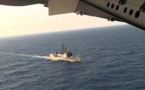 Một tàu quân sự của Ai Cập đang tìm kiếm chuyến bay mất tích trên Địa Trung Hải, ngày 19/5 - Ảnh: Bộ Quốc phòng Ai Cập/AP.<br>
