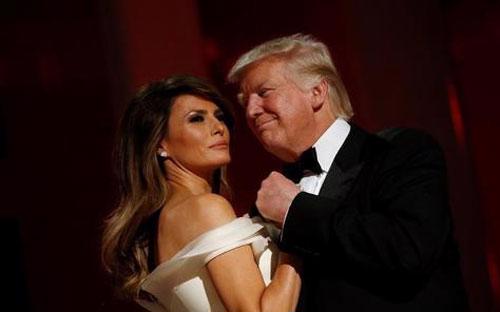 Tân Tổng thống Mỹ Donald Trump và đệ nhất phu nhân Melania Trump trong dạ tiệc khiêu vũ mừng lễ nhậm chức, tối 20/1, theo giờ Washington - Ảnh: Reuters.<br>