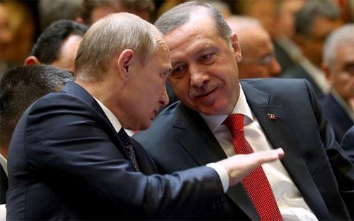 Tổng thống Nga Vladimir Putin (trái) và Tổng thống Thổ Nhĩ Kỳ Tayyip Erdogan trong một gặp ở Thổ Nhĩ Kỳ năm 2014 - Ảnh: EPA/NYT.<br>