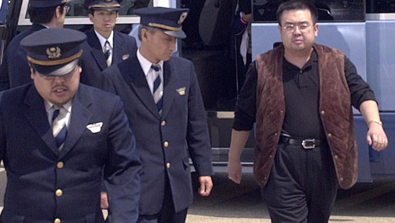 Ông Kim Jong Nam (phải)&nbsp; bị cảnh sát Nhật bắt giữ tại sân bay Narita, Tokyo, Nhật Bản, ngày 4/5/2001 vì dùng hộ chiếu giả. - Ảnh: Kyodo/Reuters.<br>