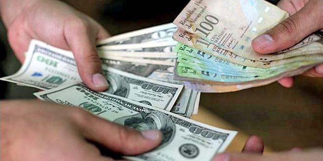 Vào hôm 1/11, trên thị trường “chợ đen”, cứ 1.567 Bolivar đổi được 1 USD. Đến ngày 28/11, phải 3.480 Bolivar mới đổi được 1 USD - theo số liệu từ trang Dolartoday.com.<br>