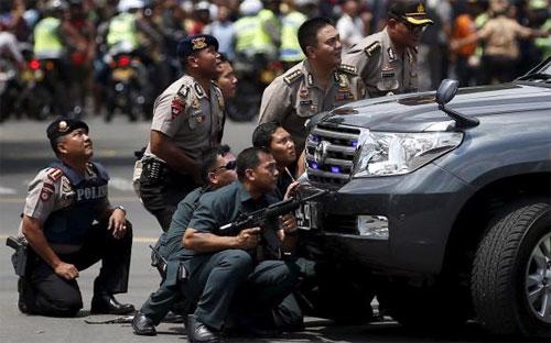 Cảnh sát Indonesia trong cuộc đấu súng với những kẻ tấn công, ngày 14/1 - Ảnh: Reuters.<br>