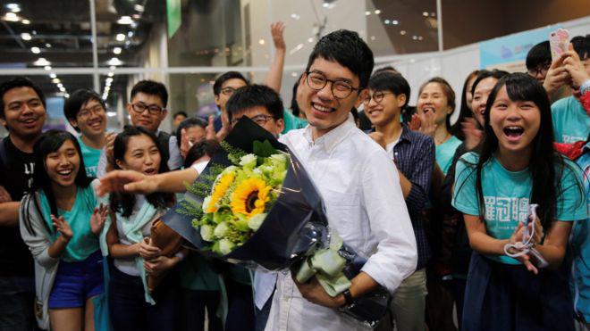 Nathan La (áo trắng) - một trong những thủ lĩnh trẻ của phong trào biểu tình đòi dân chủ hồi năm 2014 ở Hồng Kông - Ảnh: Reuters/BBC.<br>