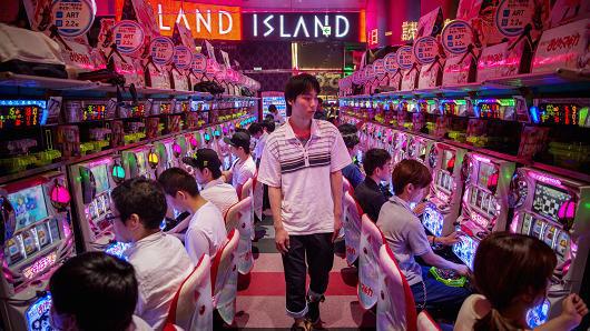 Một quán chơi bạc bằng máy (pachinko) ở Nhật - Ảnh: Getty/CNBC.<br>