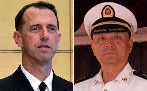 Đô đốc Mỹ John Richardson (trái) và đô đốc Trung Quốc Wu Shengli - Ảnh: Straits Times.<br>
