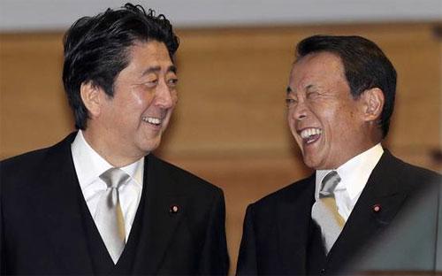 Thủ tướng Nhật Bản Shinzo Abe (trái) và Bộ trưởng Bộ Tài chính nước này Taro Aso - Ảnh: EPA/WSJ.<br>