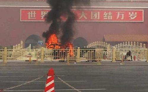  Vụ đâm xe ngày 28/10 tại quảng trường Thiên An Môn ở thủ đô Bắc Kinh của Trung Quốc, đã làm 5 người thiệt mạng và 38 người khác bị thương - Ảnh: Weibo.<br>