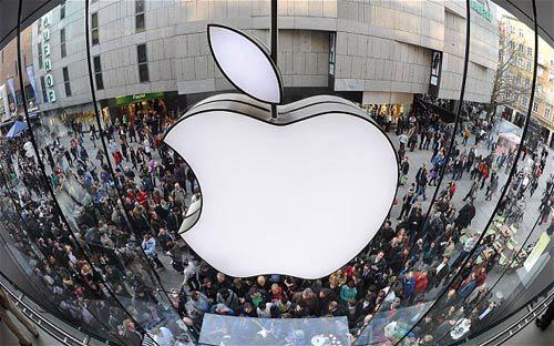 Kể từ năm 2006, hãng sản xuất điện thoại iPhone, máy tính bảng iPad đã 
lọt vào top 50 công ty đáng ngưỡng mộ nhất thế giới do tạp chí Fortune 
bình chọn -<i> Ảnh: Telegraph/ AFP</i>. 