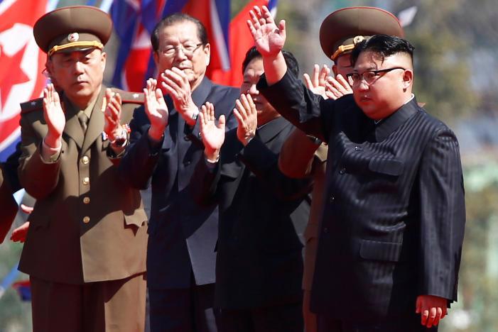Nhà lãnh đạo Triều Tiên Kim Jong Un cùng các nhà lãnh đạo nước này tham dự lễ khai trương một dự án chung cư ở Bình Nhưỡng ngày 13/4 - Ảnh: Reuters.<br>