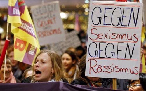 Một cuộc biểu tình của phụ nữ ở Cologne, Đức hôm 5/1, sau vụ tấn công tình dục đêm giao thừa bị cho là có liên quan tới người xin tị nạn - Ảnh: Reuters.<br>