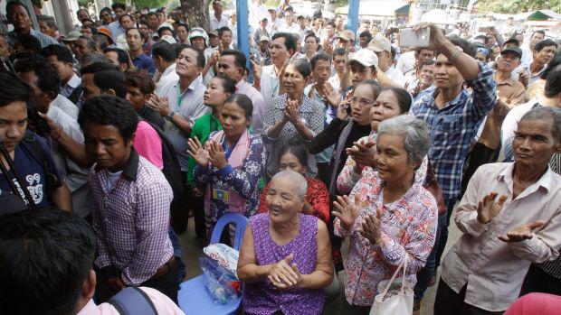 Những người Campuchia ủng hộ đảng đối lập CNRP nghe ông Kem Sokha phát biểu hôm thứ Sáu tuần trước - Ảnh: AP.<br>