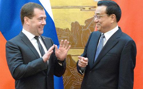 Thủ tướng Nga Dmitry Medvedev (trái) và Thủ tướng Trung Quốc Lý Khắc Cường trong buổi lễ ký kết các văn kiện hợp tác Nga-Trung ở Bắc Kinh ngày 22/10 - Ảnh: Tân hoa xã.<br>
