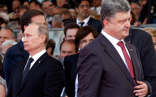 Tổng thống Nga Vladimir Putin (trái) và Tổng thống Ukraine Petro Poroshenko trong một lần gặp gỡ - Ảnh: Telegraph.<br>