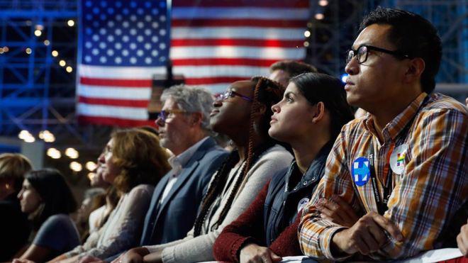 Người ủng hộ bà Hillary Clinton buồn bã trong đêm của ngày bầu cử 8/11 - Ảnh: Getty/BBC.<br>