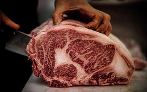Thịt bò Kobe nhập từ Nhật bán trong một siêu thị ở Hồng Kông - Ảnh: WSJ.<br>