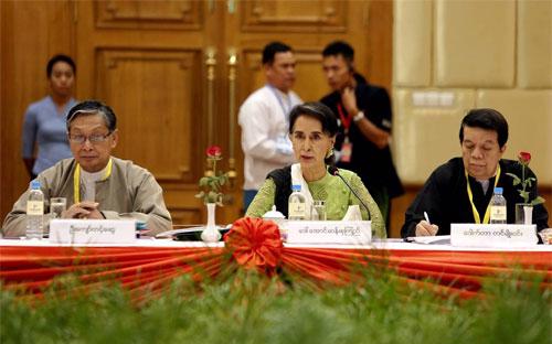 Bà Aung San Suu Kyi (giữa) trong một cuộc họp ở Naypidaw, Myanmar ngày 27/5 - Ảnh: EPA/WSJ.<br>