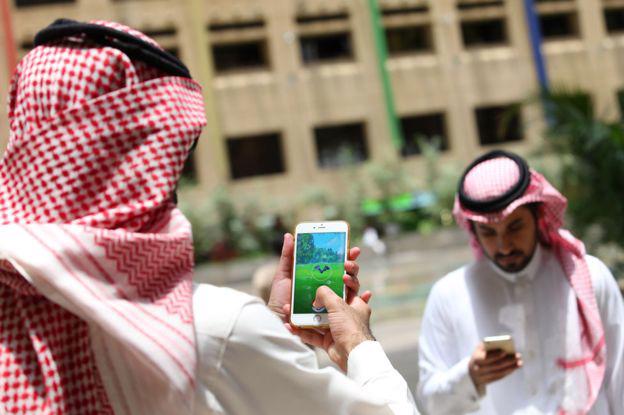 Chơi Pokemon Go ở Saudi Arabia - Ảnh: Getty/BBC.<br>