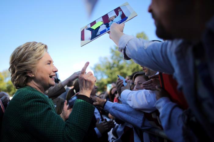 Bà Hillary Clinton vận động tranh cử ở Raleigh, North Carolina ngày 23/10 - Ảnh: Reuters.<br>