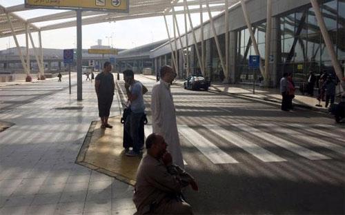 Thân nhân hành khách chuyến bay mất tích đợi thông tin ở Sân bay Quốc tế Cairo, Ai Cập, ngày 19/5 - Ảnh: Reuters.<br>