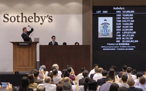 Bức vẽ một nhân vật hoàng gia Trung Quốc của một họa sỹ người Italy đã được bán với giá 17,6 triệu USD tại buổi đấu giá của Sotheby's ở Hồng Kông mới đây - Ảnh: WSJ.<br>