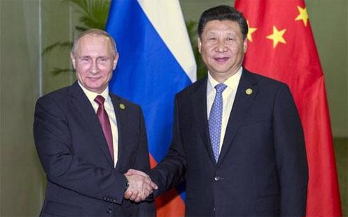 Tổng thống Nga Vladimir Putin (trái) và Chủ tịch Trung Quốc Tập Cận Bình trong cuộc gặp ở Lima, Peru ngày 19/11 - Ảnh: News.cn.<br>