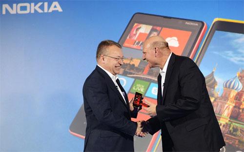 CEO Stephen Elop của Nokia (trái) và CEO Steve Ballmer của Nokia.<br>