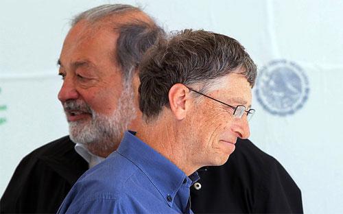 Tỷ phú Carlos Slim (trái) và tỷ phú Bill Gates tham dự một sự kiện ở Mexico hồi tháng 2/2013 - Ảnh: Bloomberg.