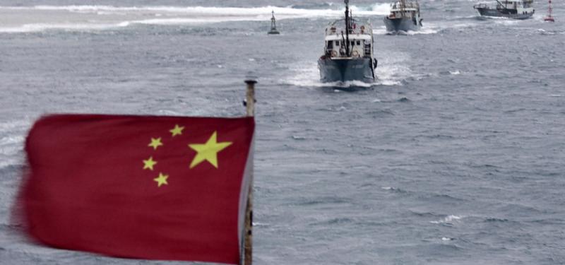 Là nước đơn phương tuyên bố chủ quyền đối với khoảng 90% biển Đông, tuyến đường biển có lượng hàng hóa thương mại trị giá 5 nghìn tỷ USD di chuyển qua mỗi năm, Trung Quốc đã tuyên bố không công nhận vụ kiện và từ chối tham gia quá trình tranh tụng.