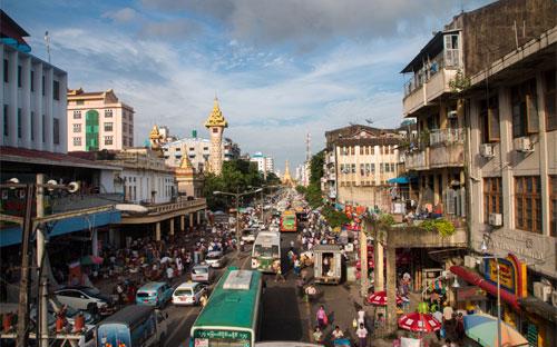 Đường phố ở Yangon, thủ đô trước đây của Myanmar - Ảnh: Mark Weins.<br>