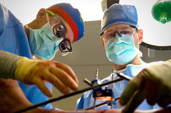 Bác sỹ phẫu thuật là một nghề đòi hỏi trách nhiệm cao, thường xuyên căng thẳng - Ảnh: CNBC.