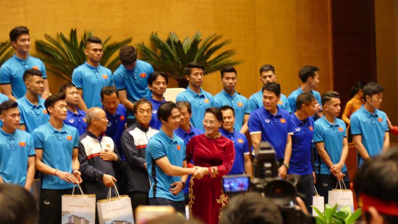 Chủ tịch Quốc hội Nguyễn Thị Kim Ngân cùng các cầu thủ và ban huấn luyện U23 Việt Nam.