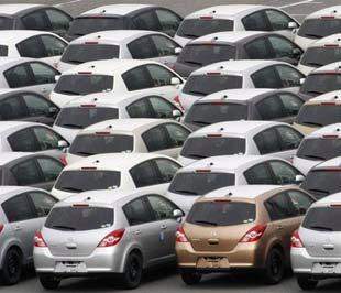 Xe hơi xếp hàng trong khuôn viên một nhà máy của Nissan. Hãng này vừa công bố sẽ sa thải 20.000 nhân viên, chiếm 8,5% trong tổng số nhân sự, khi lần đầu tiên trong 9 năm, nhà chế tạo xe hơi lớn thứ ba của Nhật Bản này có khả năng thua lỗ - Ảnh: Reuters.