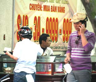 Đầu giờ sáng nay, giá vàng thị trường tự do trong nước đã được điều chỉnh tăng đột biến theo giá vàng thế giới - Ảnh: Việt Tuấn.