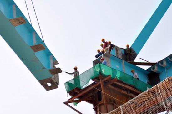 Công nhân Trung Quốc đang xây dựng cầu tại tỉnh Quảng Tây - Ảnh: China Daily.