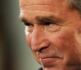 Tổng thống Bush mỉm cười với người nghe sau bài phát biểu thông điệp liên bang cuối cùng của ông, ngày 15/1/2009.