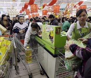Cảnh mua sắm tấp nập tại một siêu thị ở Hà Nội, ngày 15/1/2009 - Ảnh: AP.