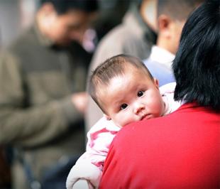Một em nhỏ tại bệnh viện ở Bắc Kinh, Trung Quốc. Thống kê của Bộ Y tế Trung Quốc cho thấy, đã có ít nhất 6 em nhỏ tử vong, 50.000 em phải nhập viện và 294.000 em mắc bệnh sạn thận vì dùng phải sữa nhiễm melamine - Ảnh: AFP.