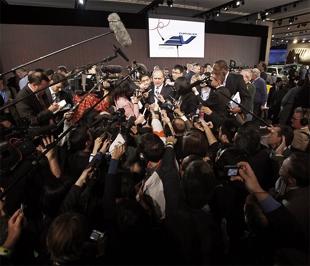 CEO của Chrysler, ông Robert Nardelli, trả lời báo giới bên lề triển lãm xe hơi quốc tế Bắc Mỹ tại Detroit (Mỹ), ngày 11/1/2009 - Ảnh: Reuters.