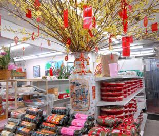 Hàng Tết bày bán ở khu Asian Garden Mall - còn gọi là Thương xá Phúc Lộc Thọ - ở đại lộ Bolsa Avenue, hạt Orange (cộng đồng người Việt tại Califonia quen gọi là “quận Cam”) - Ảnh: TNO