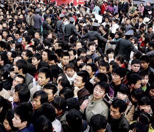 Cảnh sát Trung Quốc cố gắng kiểm soát đám đông người xin việc tại một hội chợ việc làm tại Quảng Châu vào dịp cuối năm - Ảnh: AP.