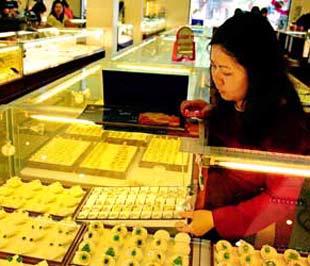Khoảng cách giữa giá mua và giá bán tại một số tiệm vàng lớn tại Hà Nội trong tuần này chỉ còn 8.000-9.000 đồng/chỉ, so với mức 20.000 đồng/chỉ hồi trước Tết.