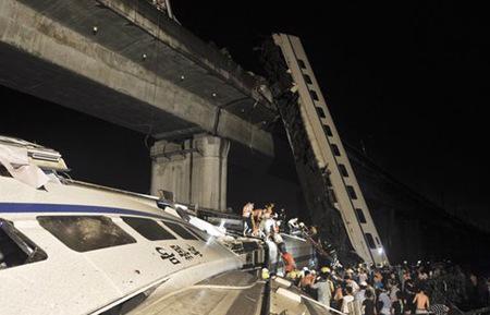 Vụ tai nạn làm 40 người chết ở Chiết Giang hồi tháng 7/2011 càng gây lo ngại về các dự án đường sắt cao tốc của Trung Quốc - Ảnh: AP.