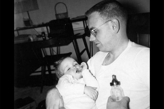Warren Buffett vào năm 1955, khi ông mới 25 tuổi, bế trên tay con gái đầu lòng Susan.