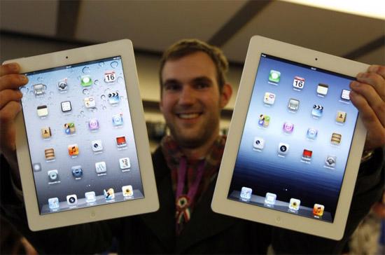Anh Balazs Gal vui mừng khi trở thành một trong những người đầu tiên mua được chiếc iPad mới khi thiết bị này "lên kệ" ở Munich, Đức hôm 16/3 - Ảnh: Reuters.