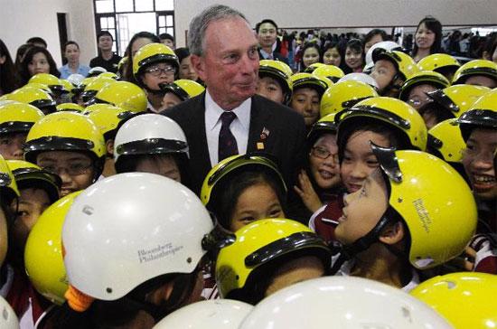 Ông Bloomberg và các em học sinh tại trường tiểu học Nam Trung Yên - Ảnh: Reuters.